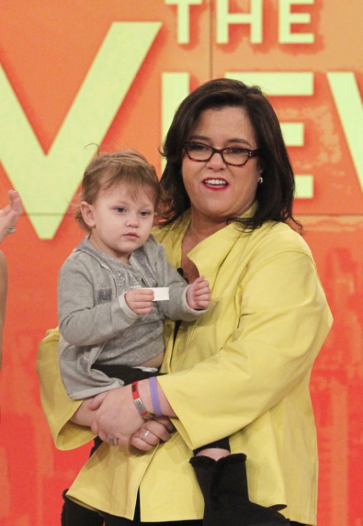 ROSIE O'DONNELL (HOLDING DAUGHTER DAKOTA)